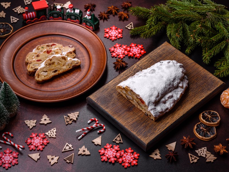 Weihnachtstisch mit Stollen