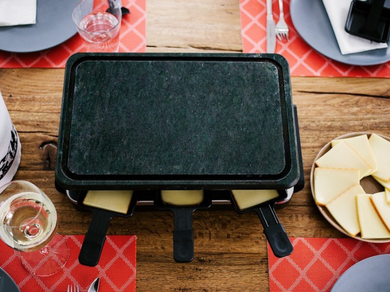 Raclette steht auf einem Tisch.