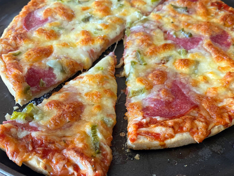 Knusprig aufgebackene TiefkÃ¼hlpizza.