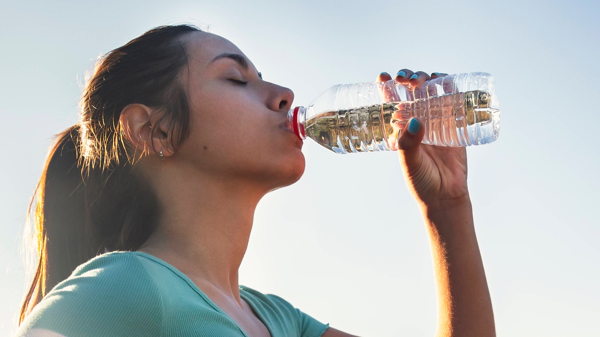 Eine Frau trinkt Wasser.