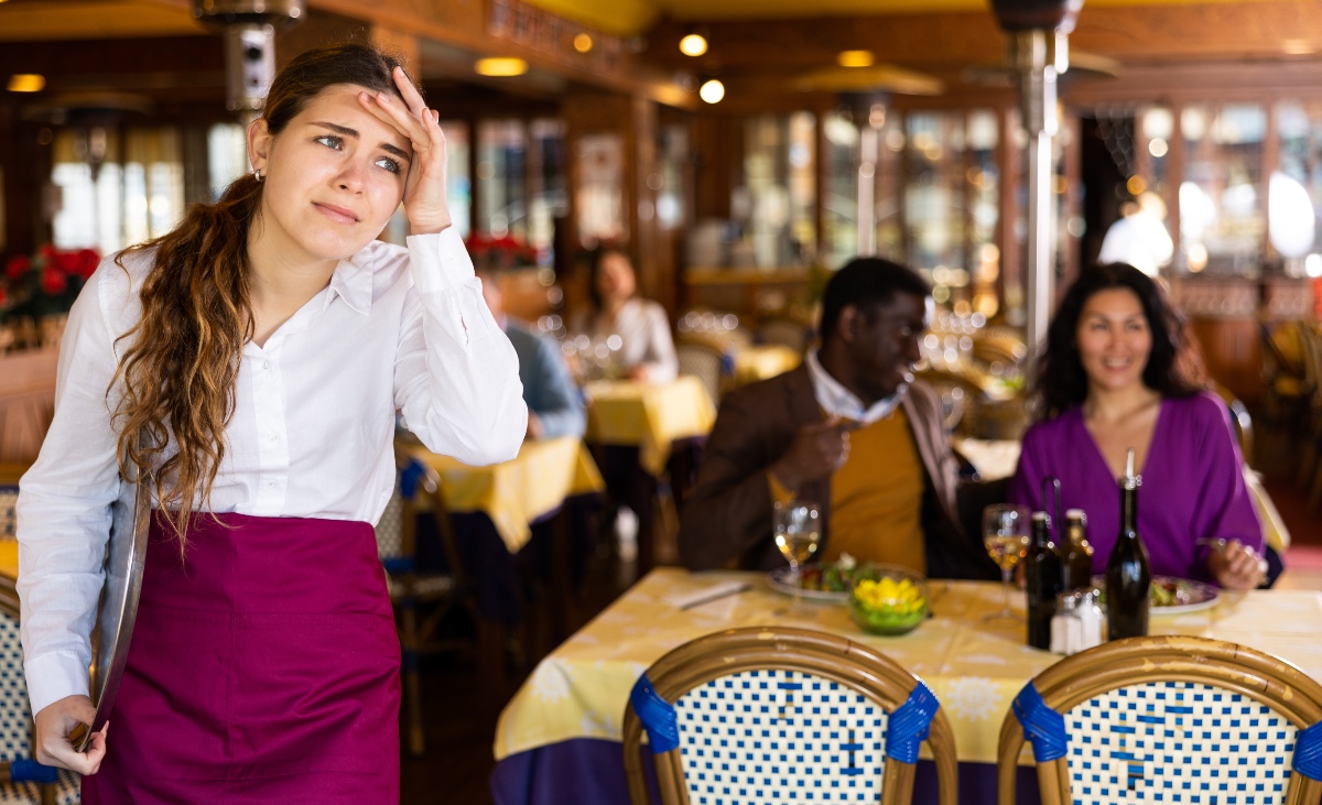 Ein Foto einer müden, genervten Kellnerin in einem Restaurant.