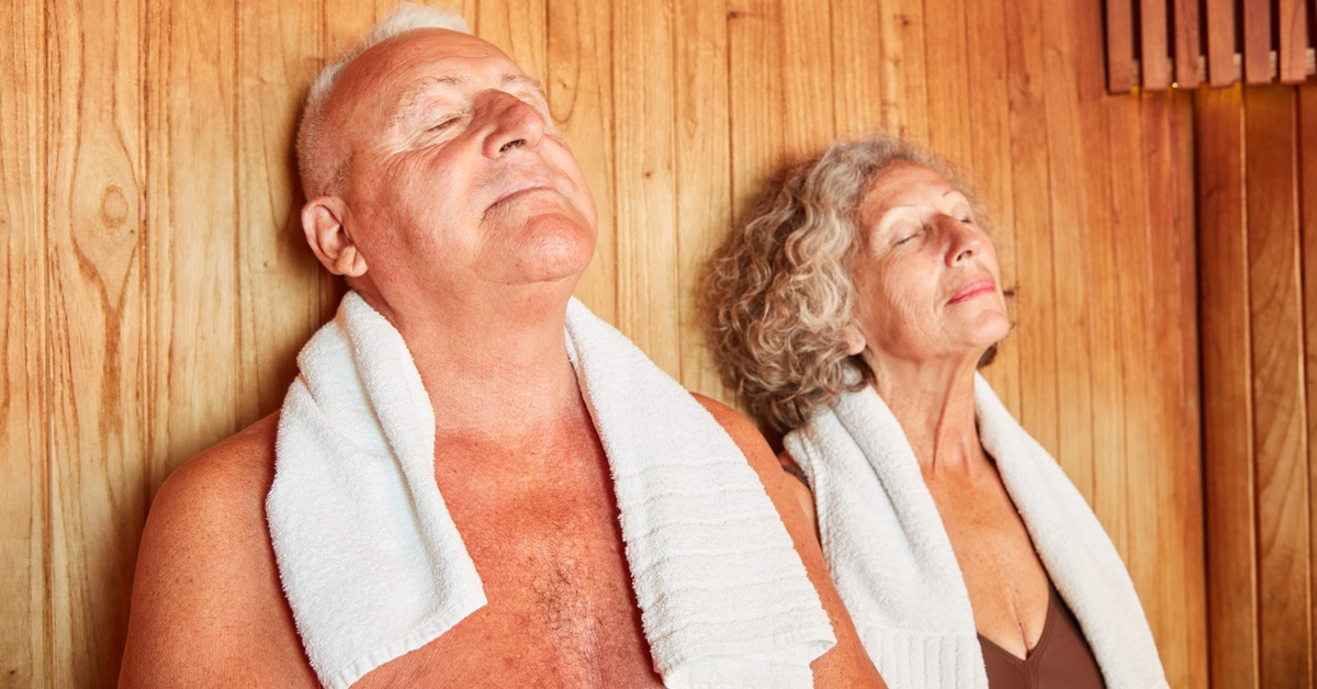 Zwei Senioren sind in der Sauna