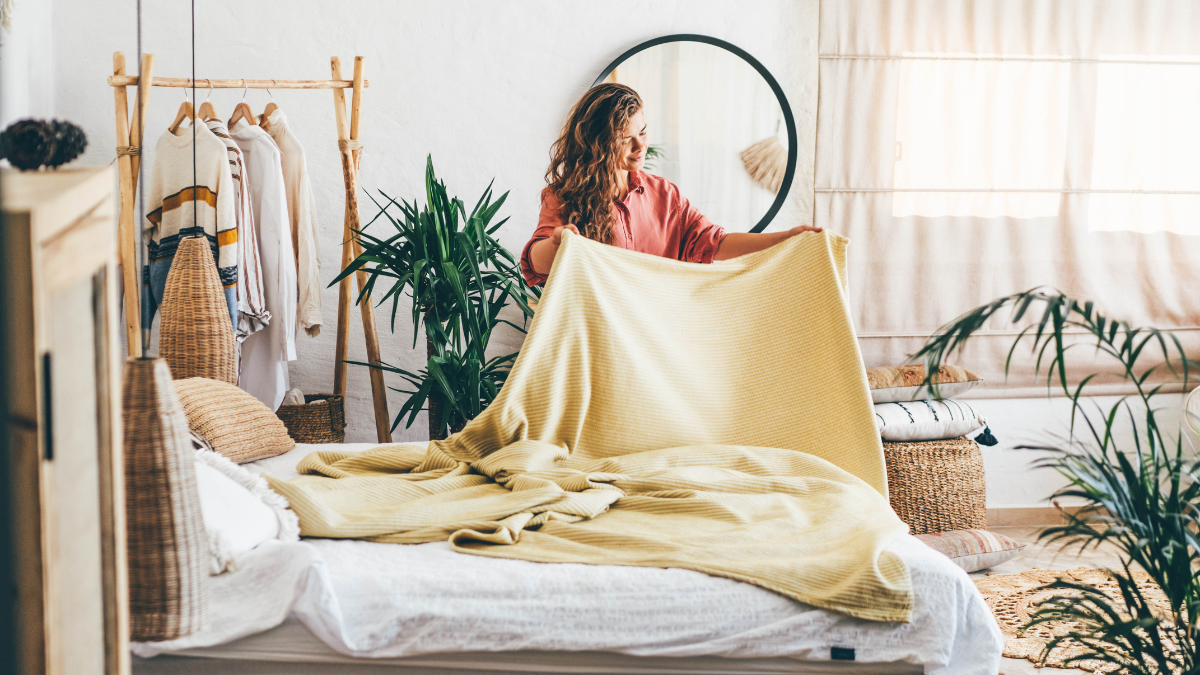 Frau macht das Bett