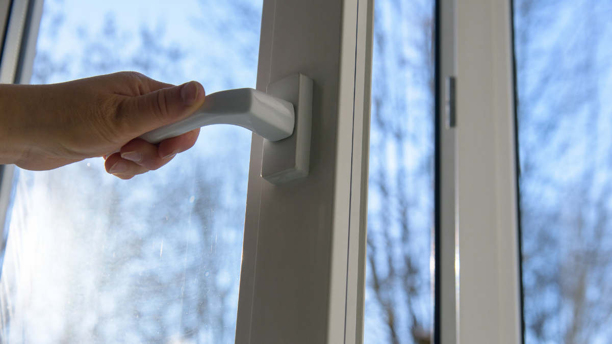 Jemand Ã¶ffnet das Fenster zum LÃ¼ften.