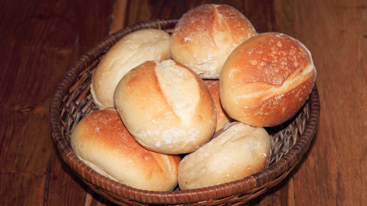 Aufgebackene Brötchen in einem Korb.