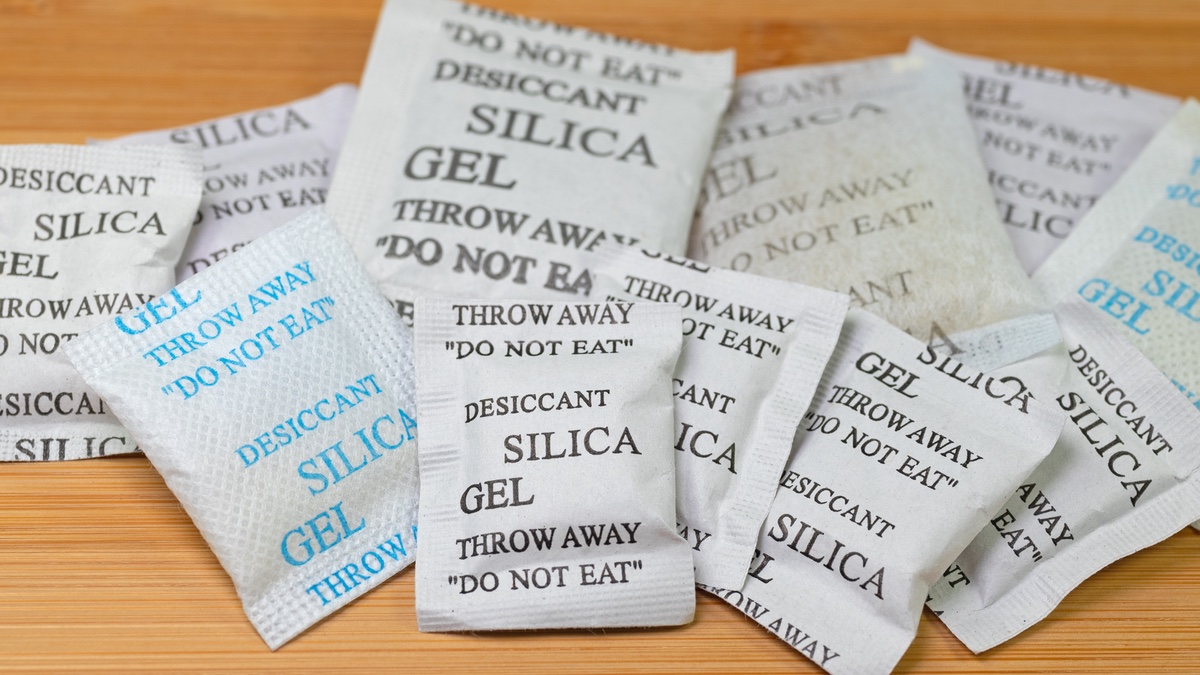 Mehrere Tütchen Silica-Gel.