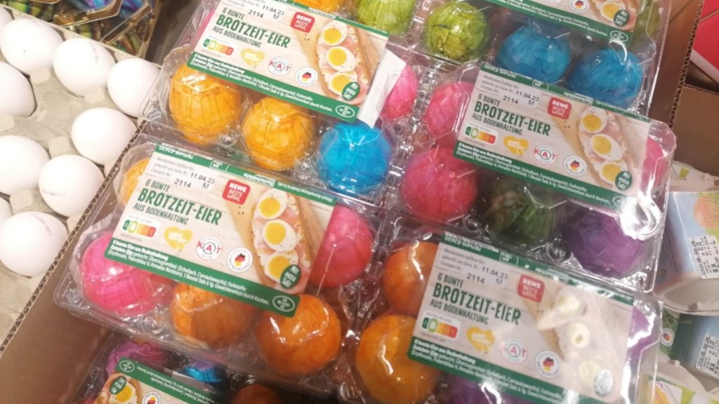 Bunte Eier im Supermarkt.