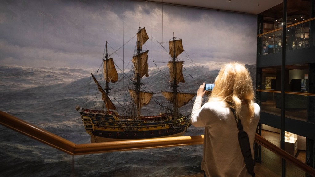 Frau macht ein Foto in einem Museum.