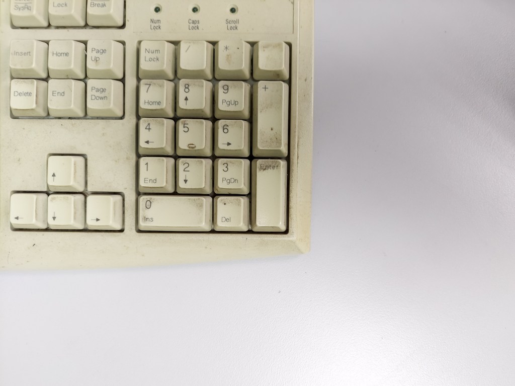 Schmutzige, vergilbte Tastatur