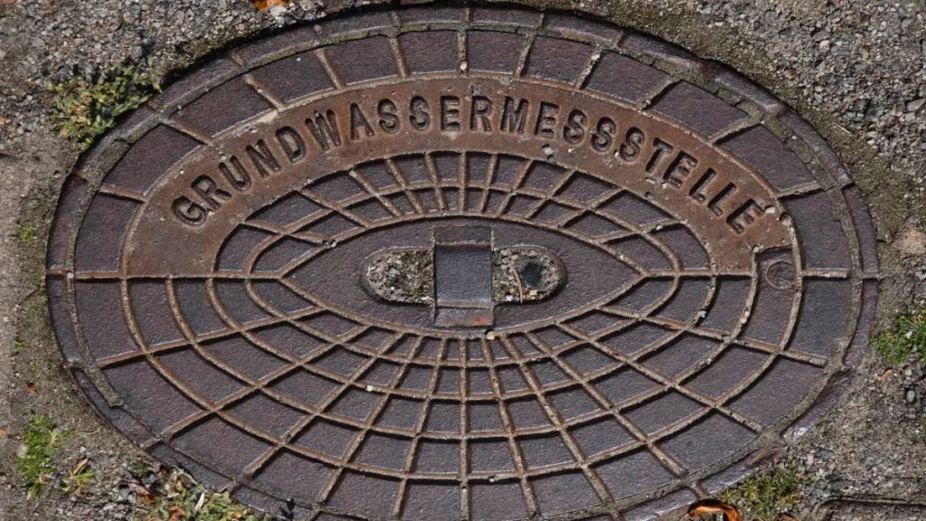Abdeckung einer Grundwassermessstelle.