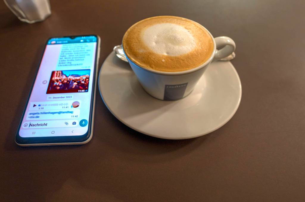 Handy neben einem Cappuccino.