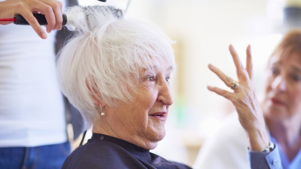 Ältere Dame mit Kurzhaarfrisur.