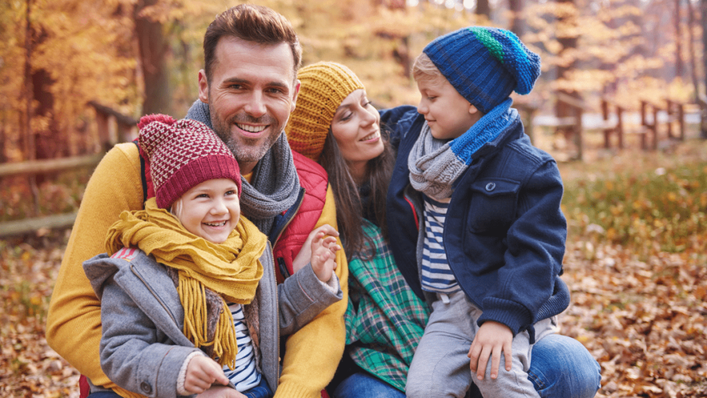 Eine heterosexuelles Paar mit zwei Kindern in der Natur.