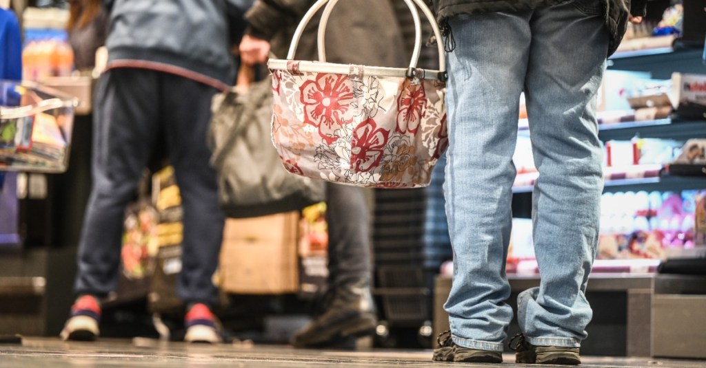 Menschen warten im Supermarkt