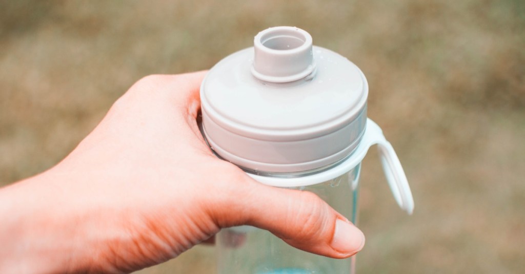 Trinkflasche reinigen: Trinkflasche in der Hand