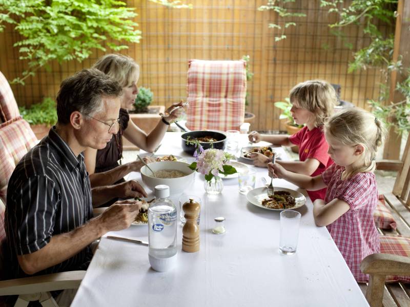 Familie beim gemeinsamen Essen