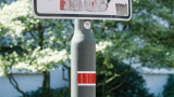 Das Richtzeichen an einer Straßenlaterne.