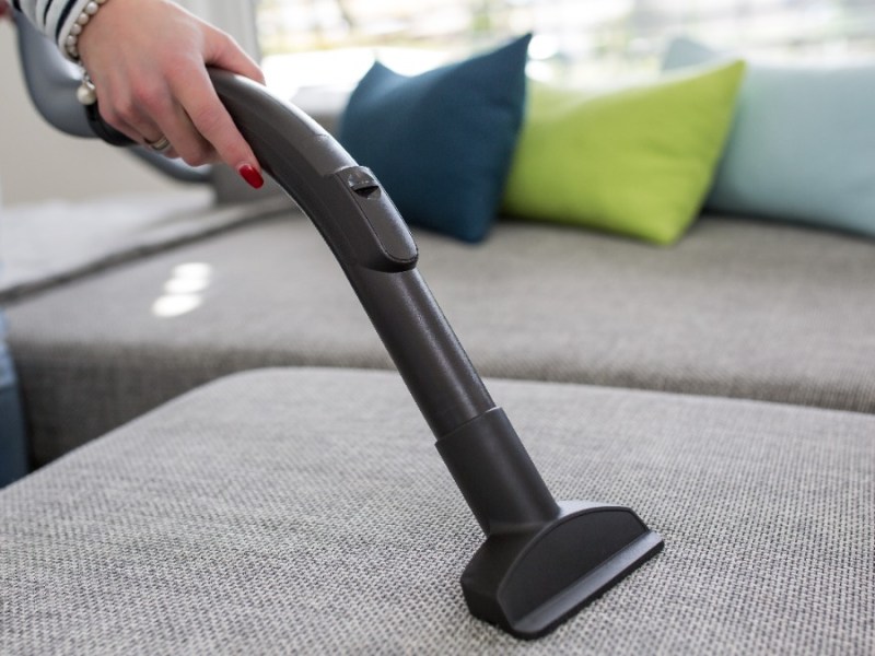 Sofa reinigen mit Staubsauger