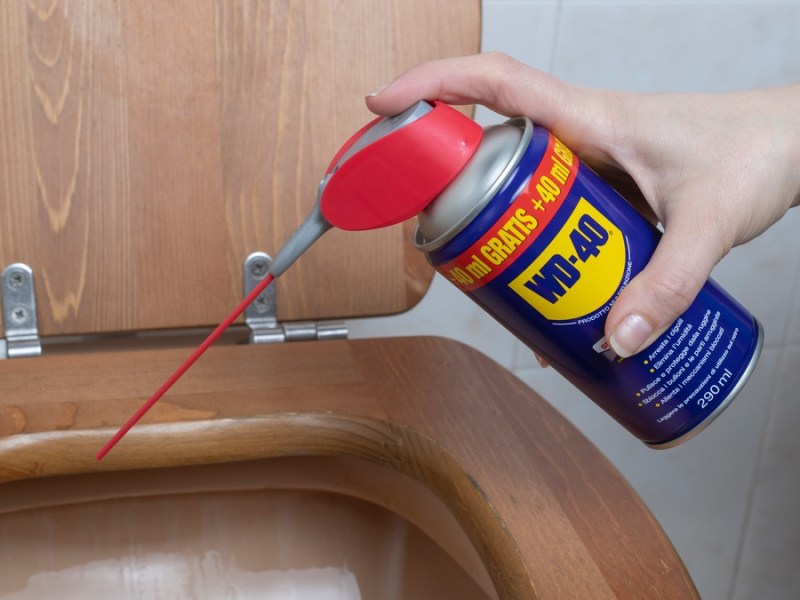 Jemand benutzt WD-40 zur Reinigung der Toilette. Diesen Fehler solltest du vermeiden.