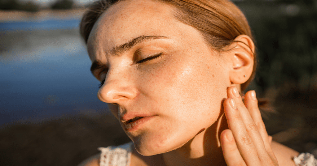 Frau mit hand im Gesicht und Schmerzen