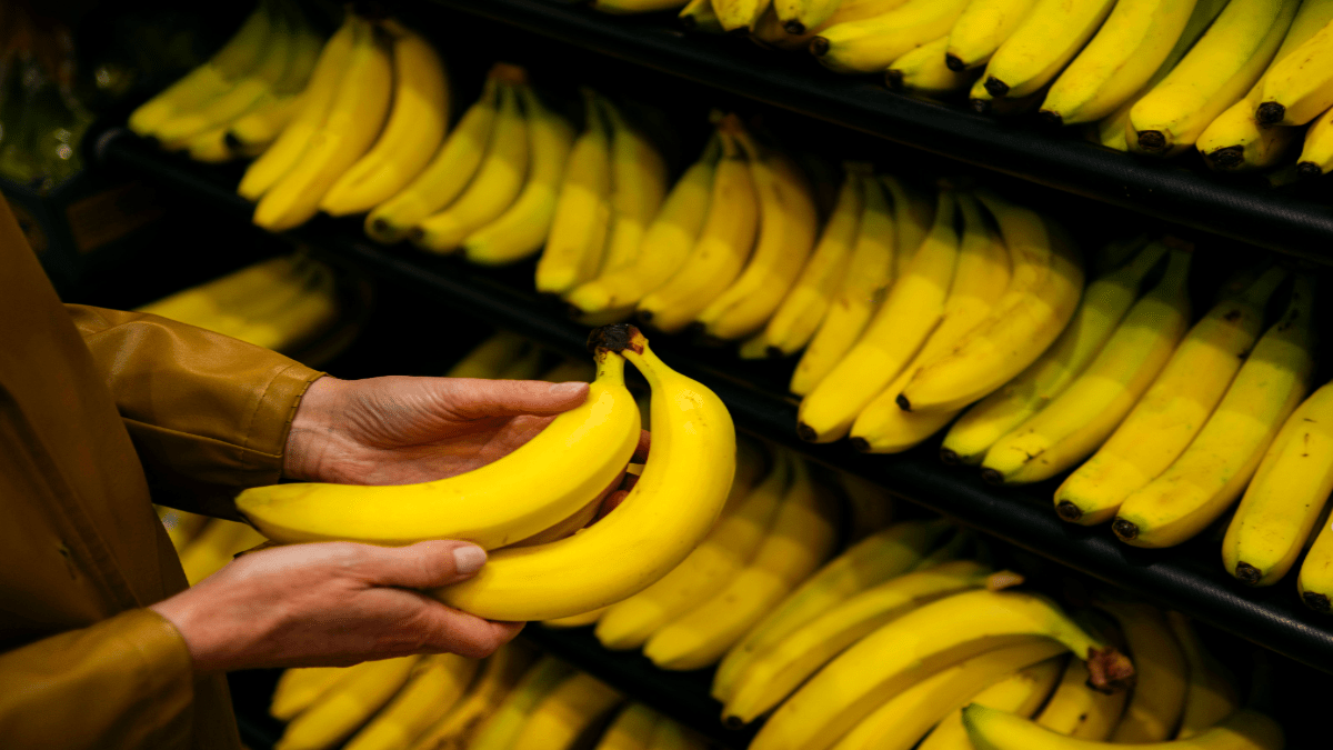 Person hält Bananen in der Hand