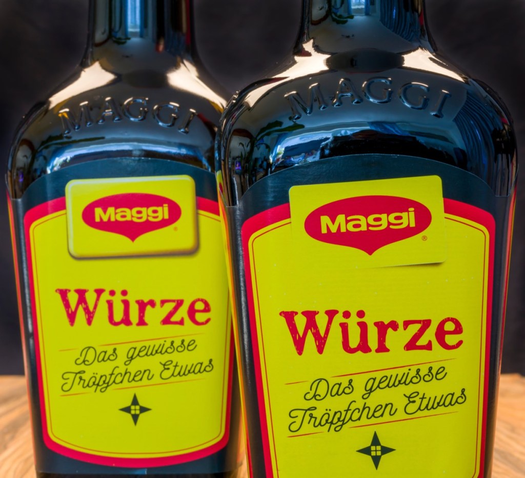 wald riecht nach maggi Zwei Flaschen Maggi-Würze.
