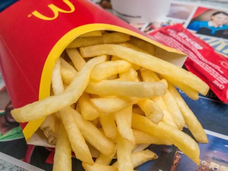 Pommes auf einem Tablett bei McDonald’s.