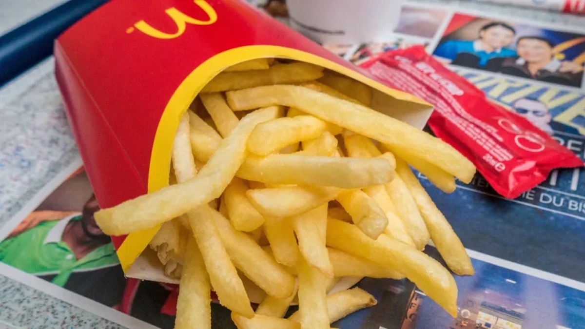 Pommes auf einem Tablett bei McDonald’s.