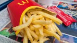 Pommes auf einem Tablett bei McDonald’s.