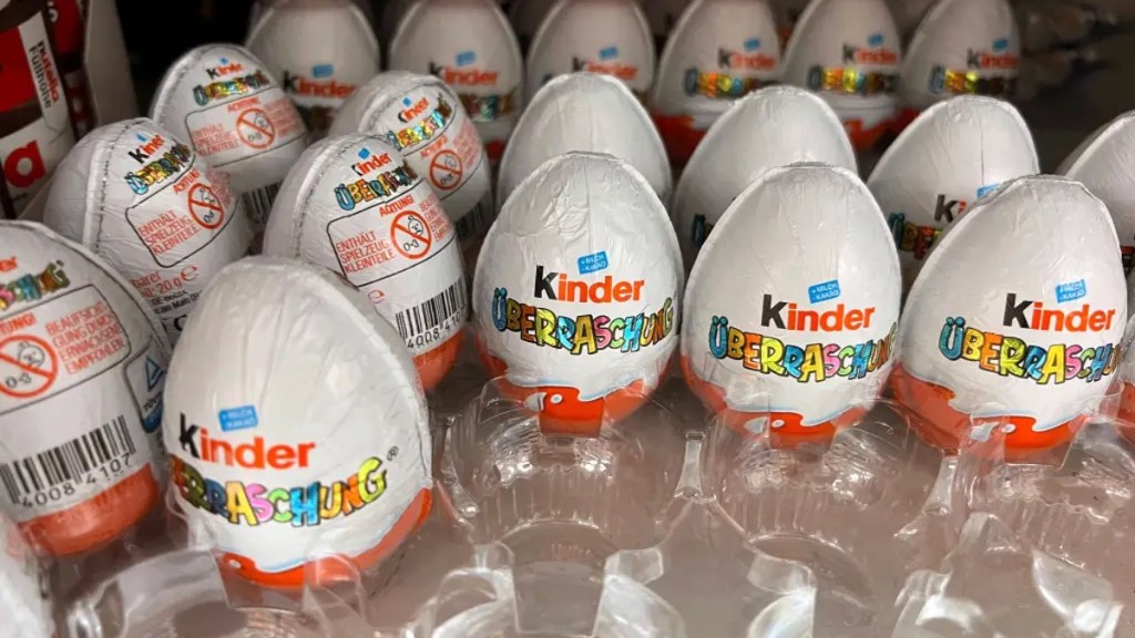 Mehrere Überraschungseier in einem Regal im Supermarkt.