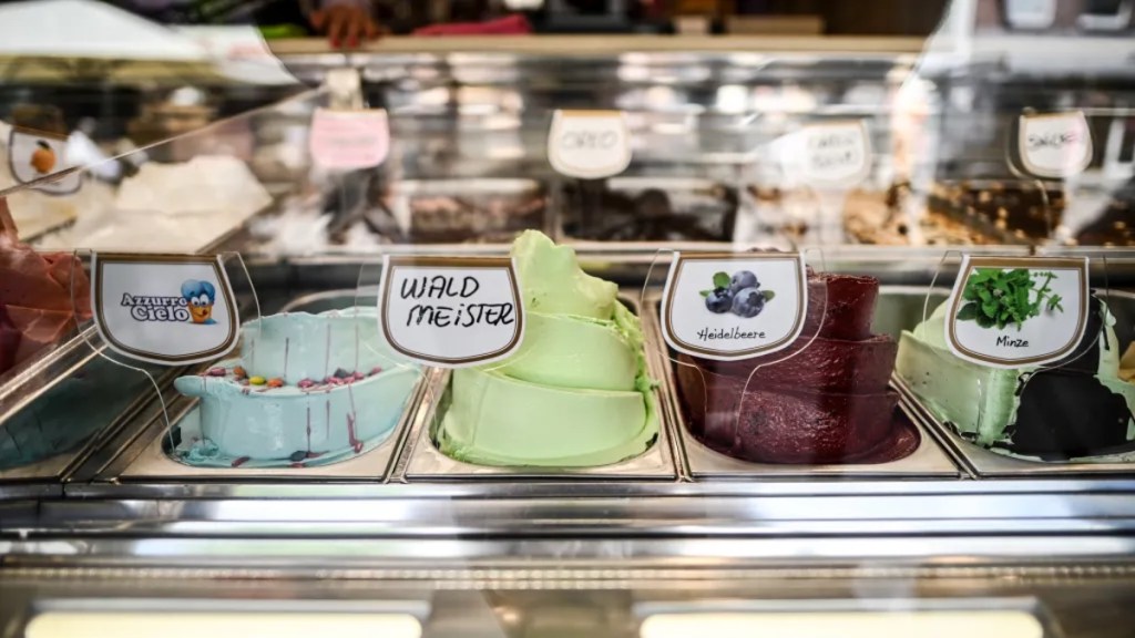 Eisauswahl in einem Café.