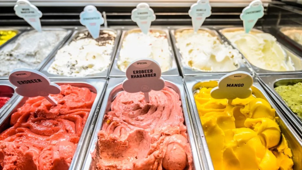 Verschiedene Eissorten in einer Vitrine.