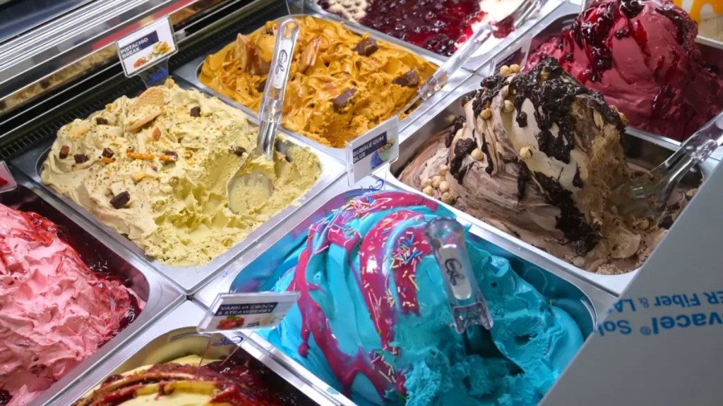 Eistürme in einem Eiscafé.