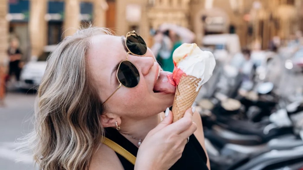 Frau isst ein Eis.