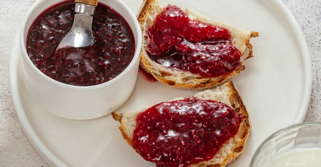 zwei Stullen mit roter Konfitüre