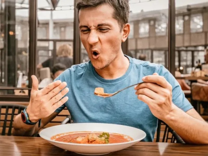Mann beim Essen.