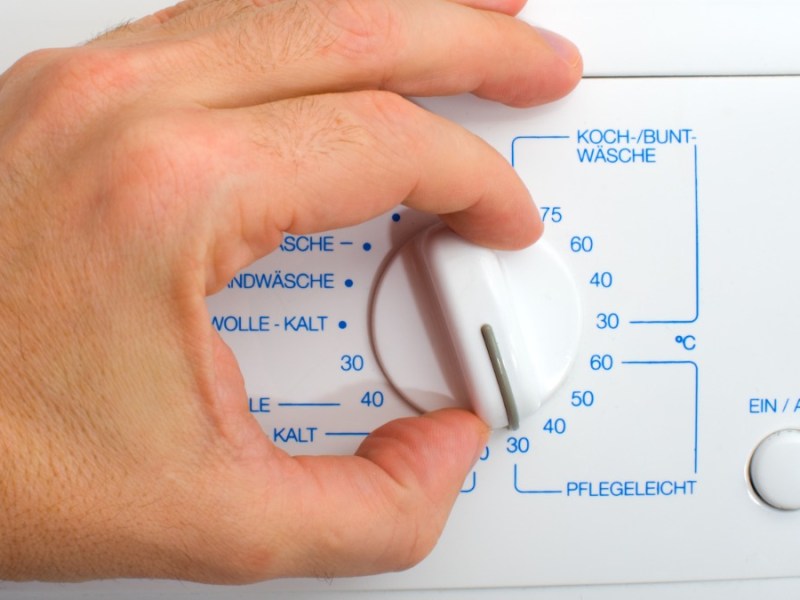 Die Temperatur wird an der Waschmaschine eingestellt.