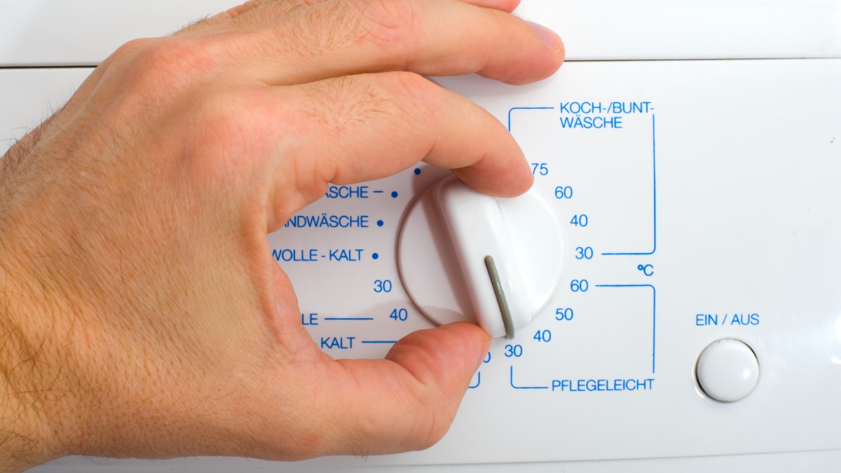 Die Temperatur wird an der Waschmaschine eingestellt.