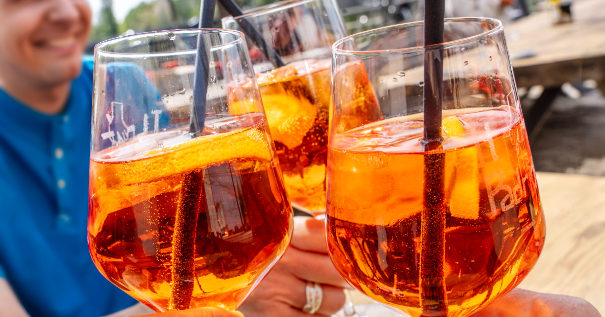 Drei GlÃ¤ser mit Aperol Spritz in der Sonne.