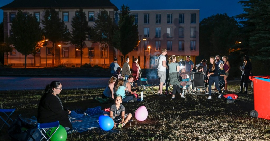 Menschen beobachten in den Perseidennächten den Nachthimmel