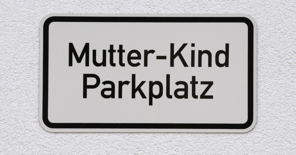 Schild, das auf einen Mutter-Kind-Parkplatz hinweist