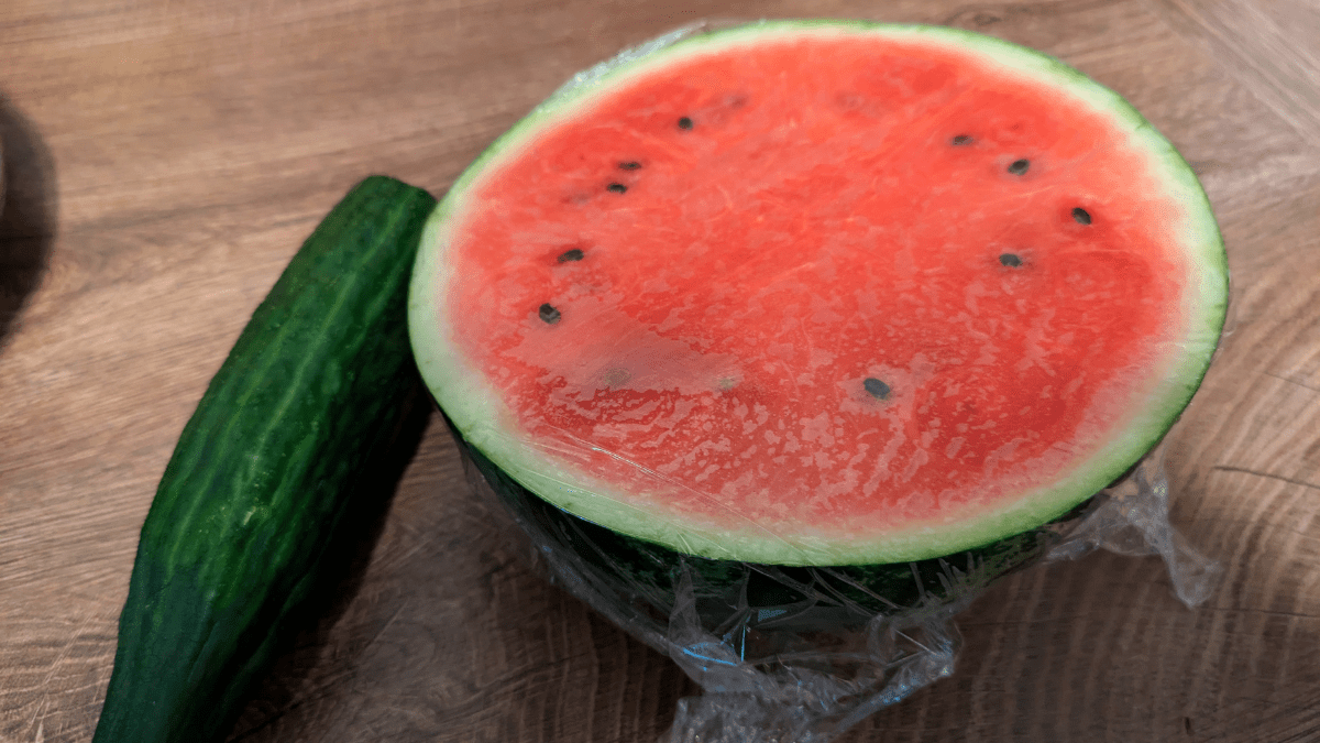 Eine Gurke und eine halbe Wassermelone.