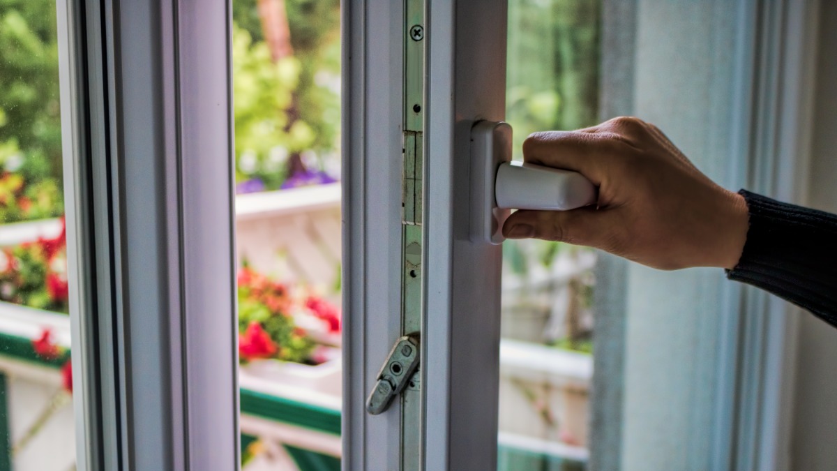 Eine Hand Ã¶ffnet ein Fenster