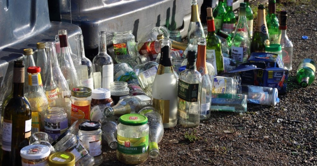 Altglas steht vor dem Altglascontainer