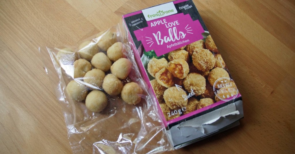 Apfelbällchen der Firma Frostkrone: Der Inhalt der Tiefkühlverpackung nimmt aufgetaut nur etwa zwei Drittel der äußeren Verpackung in Anspruch.