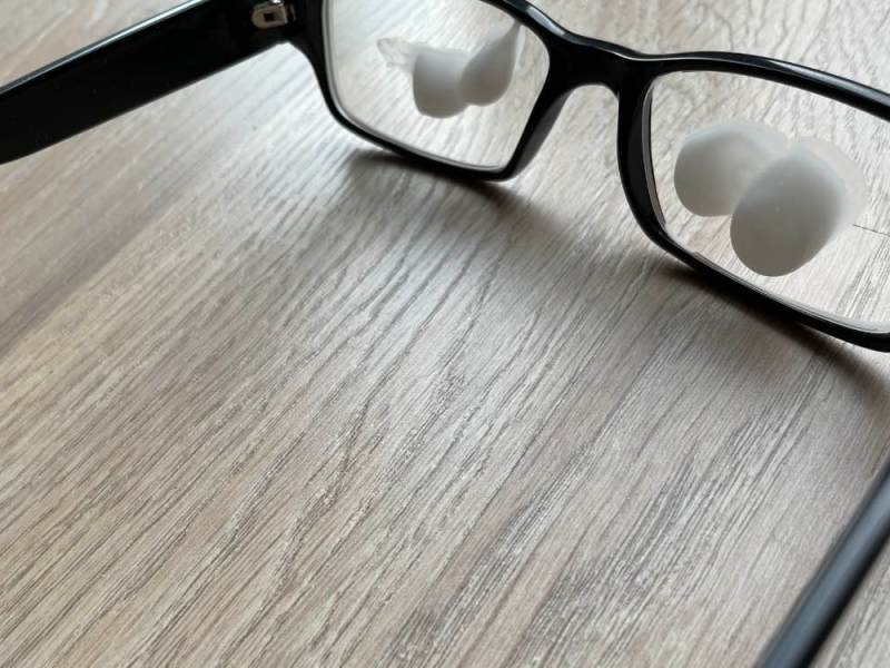 Kratzer aus Brille entfernen: 8 Hausmittel, die deine Brille retten