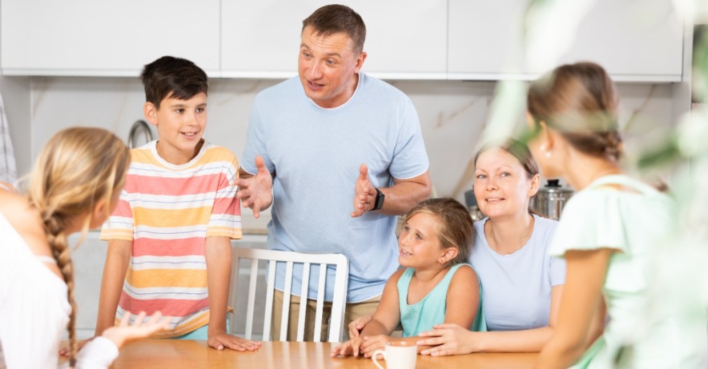 Eine Familie sitzt gemeinsam am Tisch