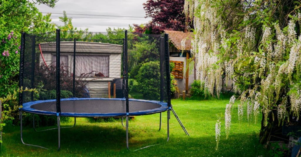 Ein leeres Trampolin in einem Garten