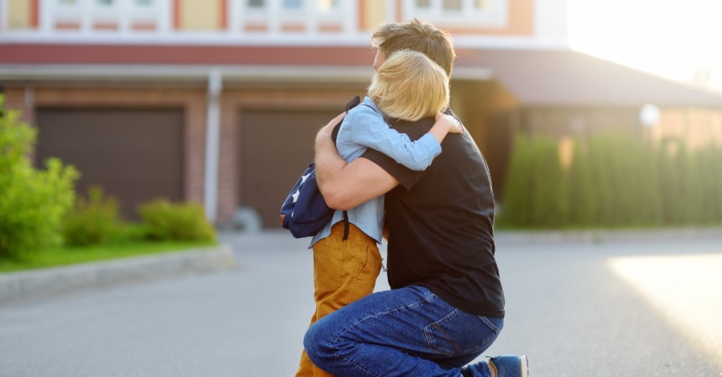 Kleiner Junge umarmt seinen Papa