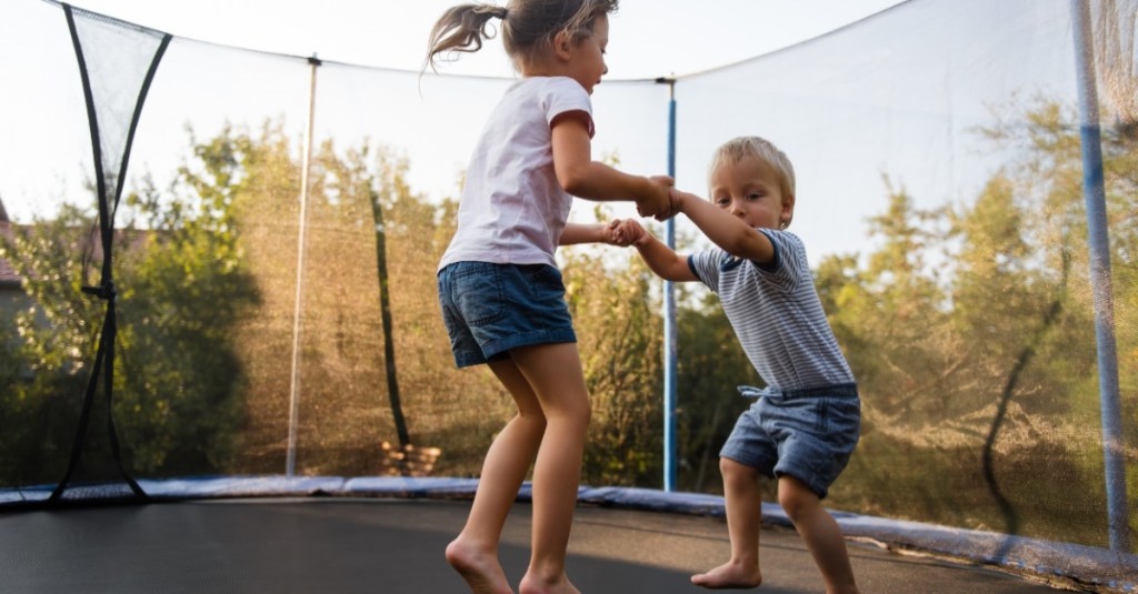 Zwei Kinder springen auf einem Trampolin